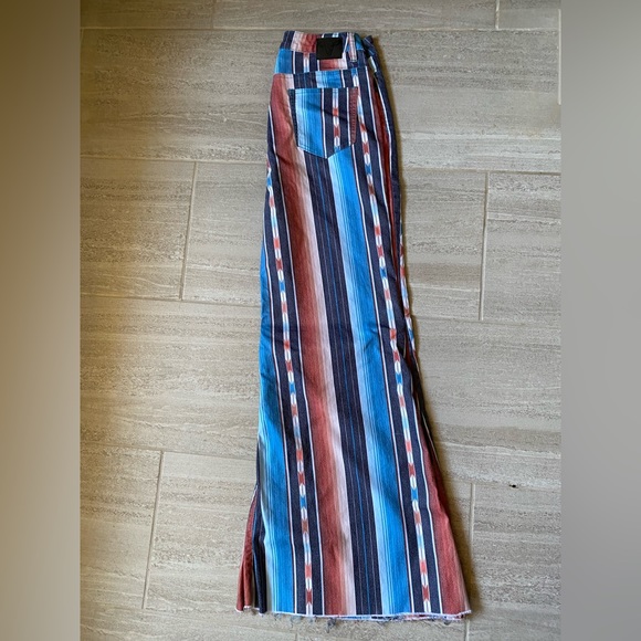 L&B Wide Leg- High Rise- Aztec Pattern Jeans - Picture 3 of 8